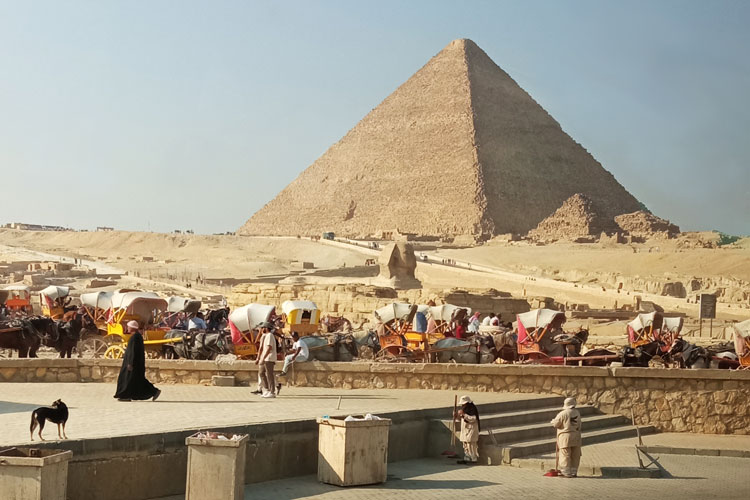 Foto der Cheops Pyramide mit Sphinx. Bildrechte: AGPG