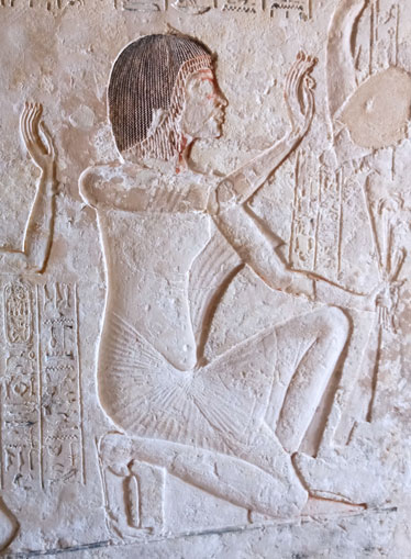 Ägyptisches Relief einer männlichen Figur in Yoga Position. Bildrechte AGPG
