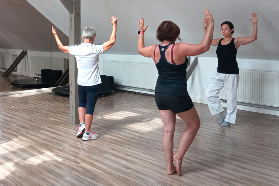 Eine Übung des Ägyptischen Yoga mit Jana Verssümer und Teilnehmerinnen.